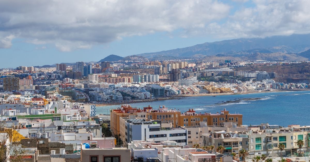 Hotel Avenida, La Rioja: A Practical Base Near Plaza 25 de Mayo A scenic view of Las Palmas de Gran Canaria's cityscape and coastline under a blue sky.