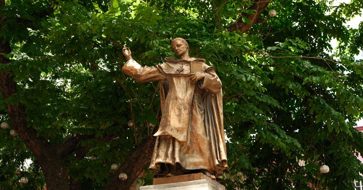 Caloocan travel guide: monuments, heritage sites, and everyday Filipino flavor A serene bronze statue of a historical figure in a lush park setting, surrounded by greenery.