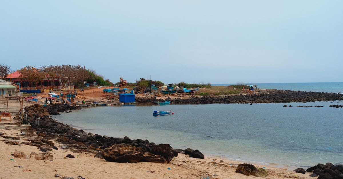 Fenoarivo Atsinanana Travel Guide: Planning Tips, Costs and Things to Do Explore the tranquil beach at Bình Thuận, Vietnam with calm waters and scenic views.