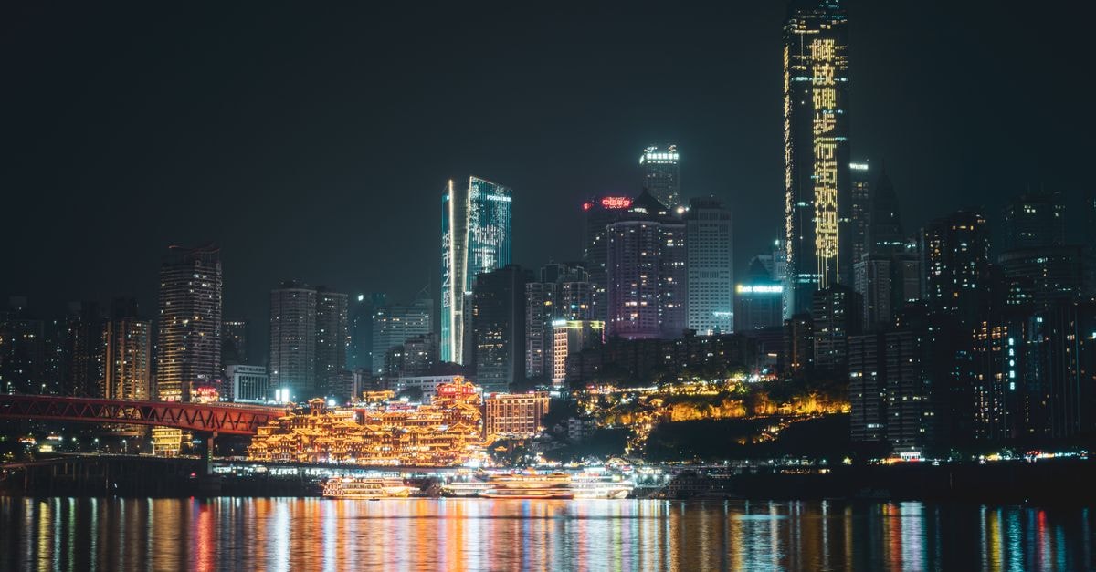 重慶璀璨夜景，城市燈光倒映於長江水面。