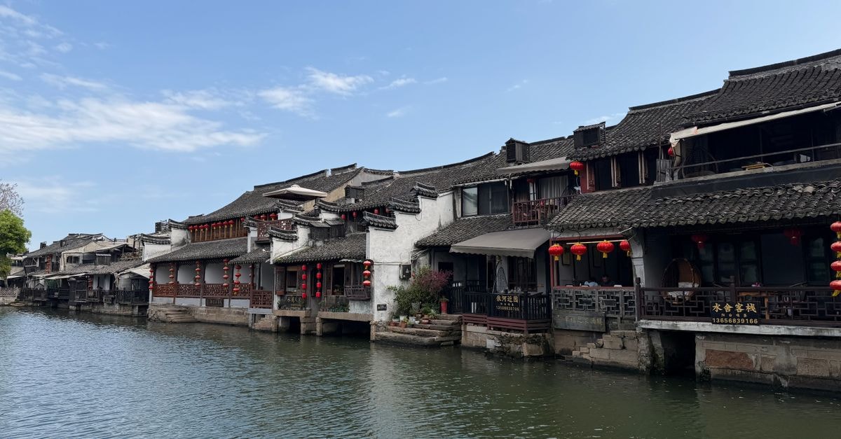 Zhaoqing Travel Guide: Riverside Heritage and Lingnan Flavors Traditional Chinese architecture along the canal in Wuzhen, a scenic water town in Zhejiang.