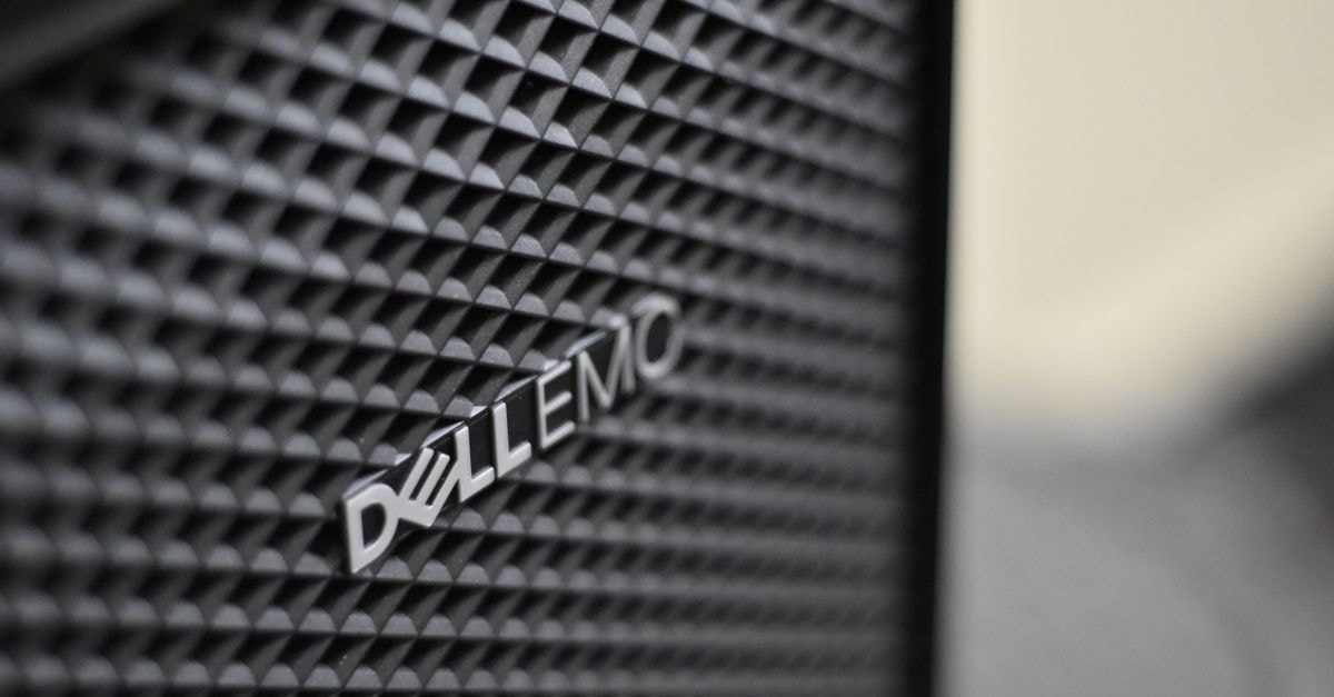 Dell Technologies:規模引擎遇上昂貴的市場 Dell EMC 伺服器標誌在硬體散熱柵欄上的細節特寫,淺景深並帶有紋理圖案。