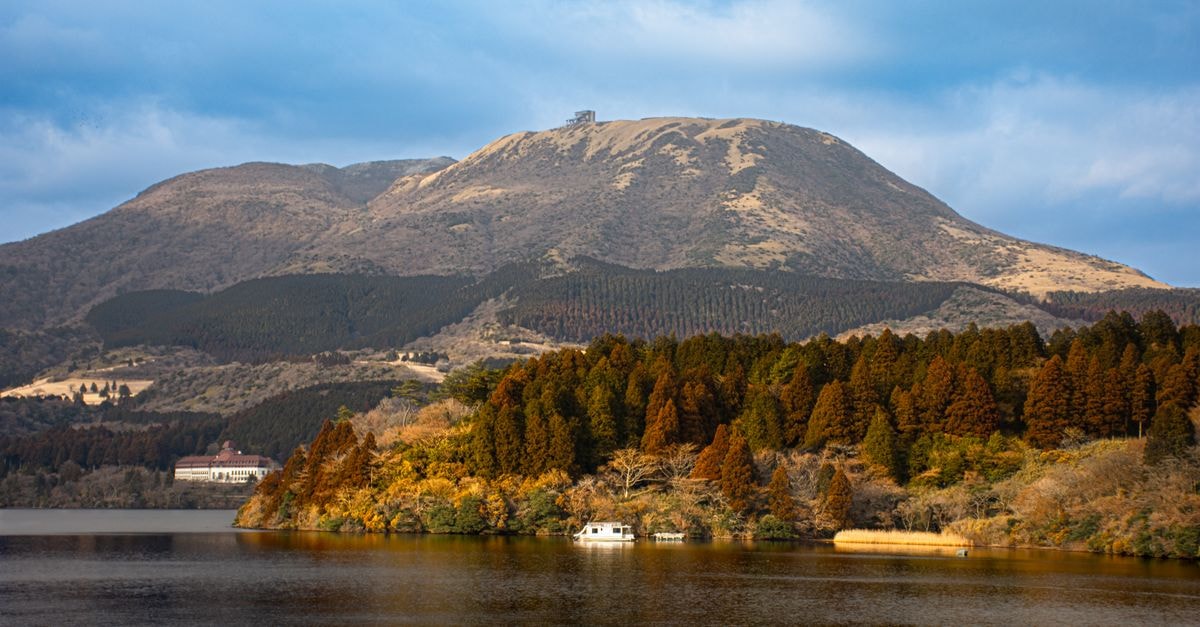 Hakone Travel Guide: Hot Springs, Mountain Trains and Lake Ashi Stunning view of Lake Ashi with Mount Hakone in the backdrop, Japan.