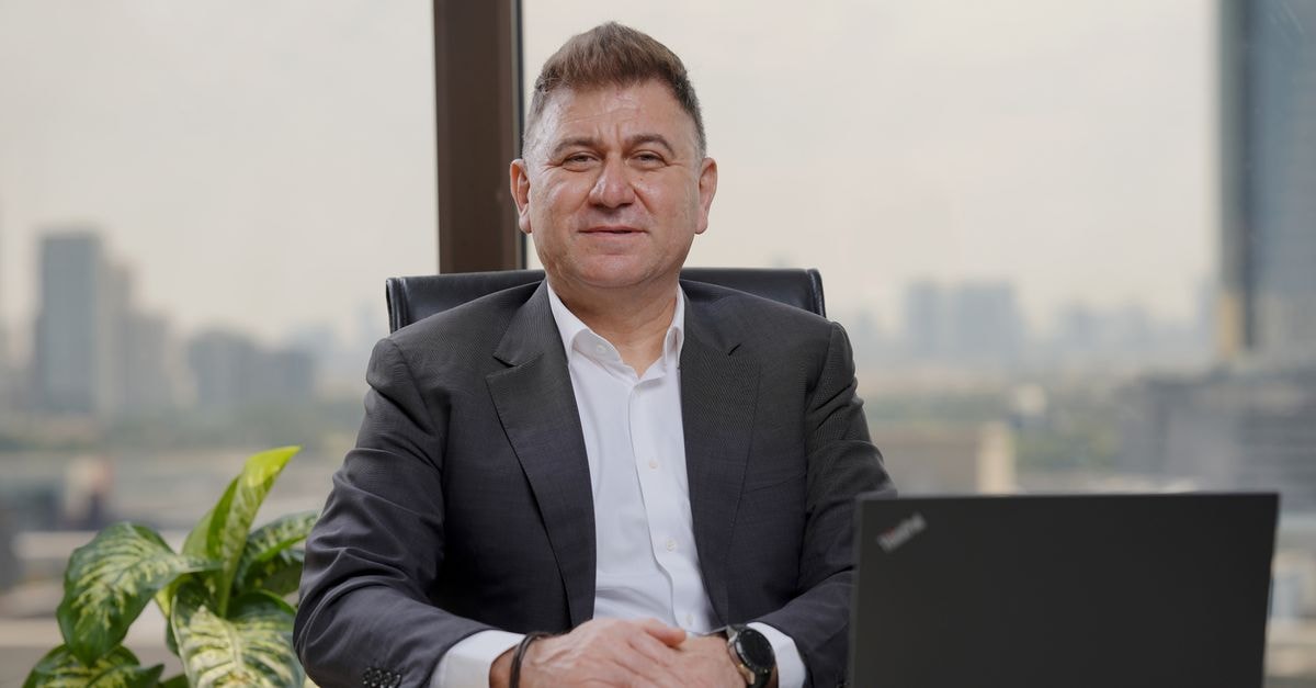 AstraZeneca 執行長 Pascal Soriot 以每股 £121.02 買進 60,000 股 一位自信的中年商務人士身處擁有城市景觀的優雅辦公室中。