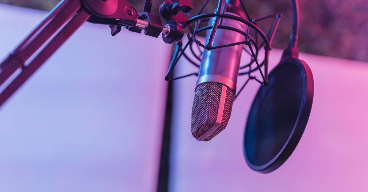 在充滿活力的錄音室環境中近距離拍攝的麥克風，適合用於 Podcast 與人聲錄製。