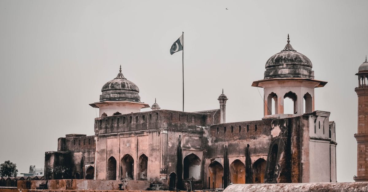Lahore travel guide: timeless tips for the cultural capital Explore the majestic Lahore Fort, a UNESCO World Heritage site in Pakistan, showcasing Mughal architecture.