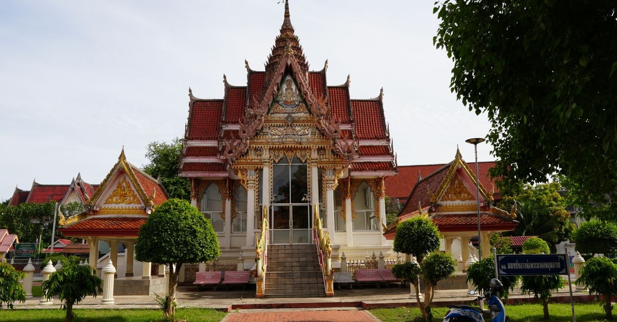 Sisophon Travel Guide: Temples, Markets, and Getting Around Beautiful Thai temple in Hat Yai with intricate architecture and vibrant colors.