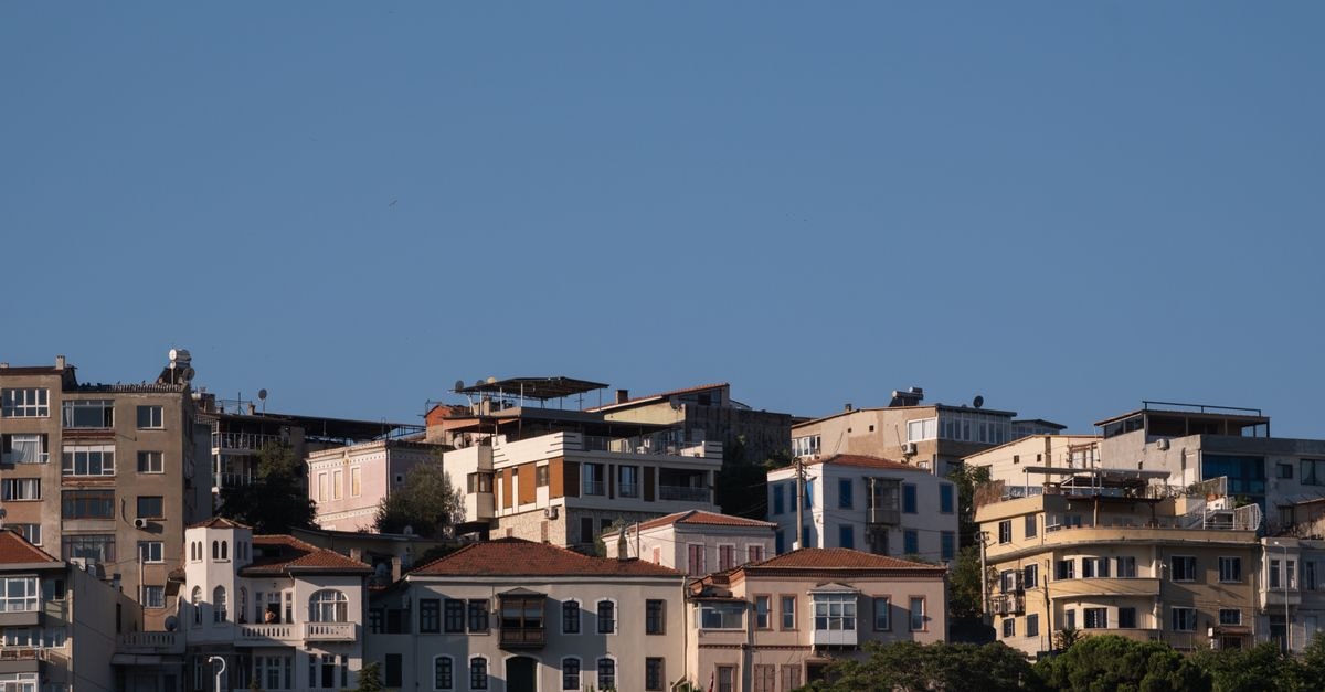 Auberge le Chateau, Atakpame — A Gnagna Stay on Rue Nicolas Grunitzki Charming residential buildings in İzmir, Türkiye, bask in the clear summer skies.