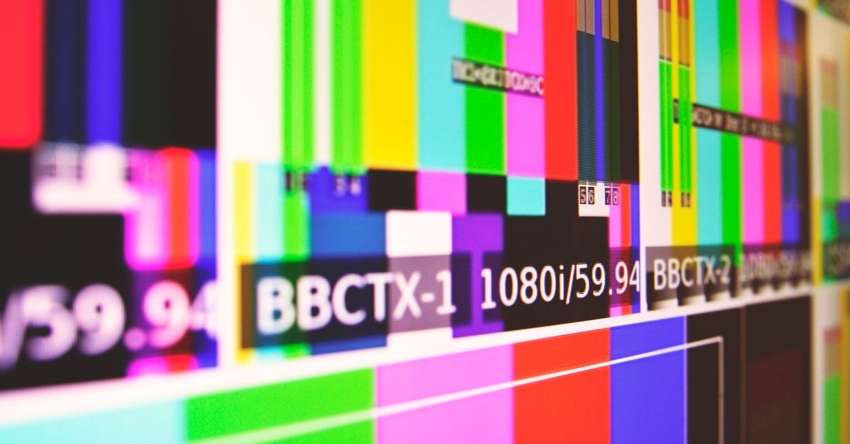 Saturday Night Live UK 奪下愛丁堡電視大獎最佳喜劇及年度電視時刻 色彩繽紛的測試圖案螢幕,帶有彩色條紋與現代設計。
