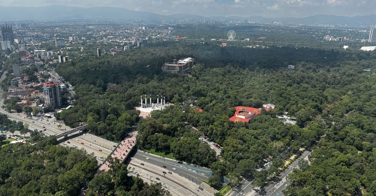 壯觀的 Chapultepec 公園空拍畫面，可見都市景觀與遠方山脈。