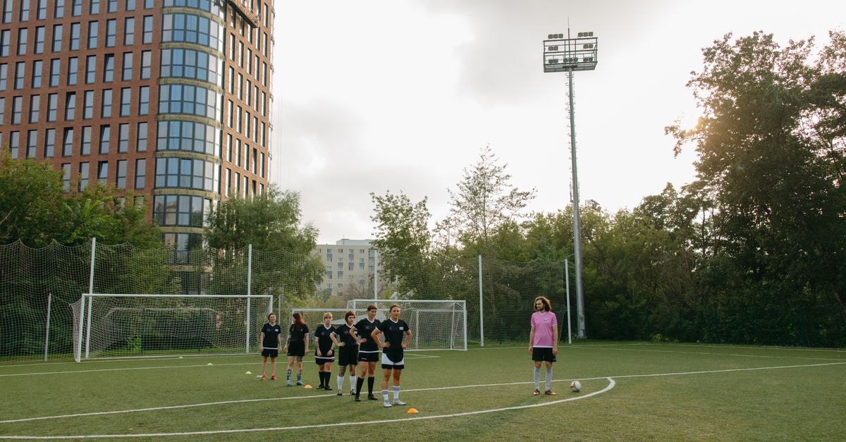 United Soccer Coaches 第 1 週票選:史丹佛大學登上 2026 NCAA 女足排名榜首 女性運動員在足球場上訓練,著重於戶外團隊合作與教學。