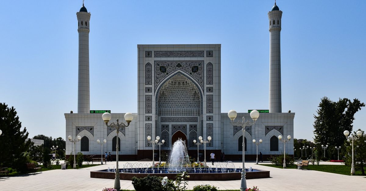 Bayan Nur Travel Guide: Planning Tips, Costs and Things to Do Beautiful mosque with intricate design and fountains under a clear blue sky.