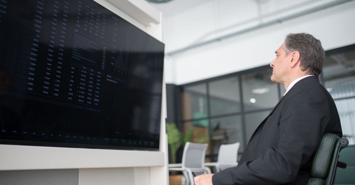 Hagens Berman alerts HDFC Bank investors to October 13 lead plaintiff deadline in securities fraud class action A professional businessman in a modern office analyzing stock market data on a large screen.