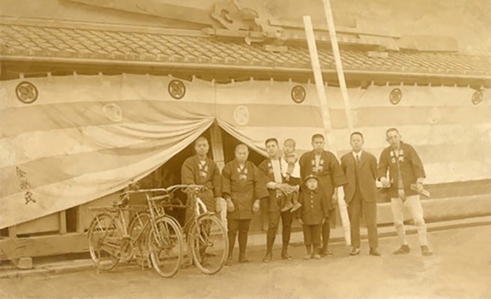 Geumo in Gumi: Where Industrial South Korea Took Shape Kongo Gumi workers in early 20th century.jpg