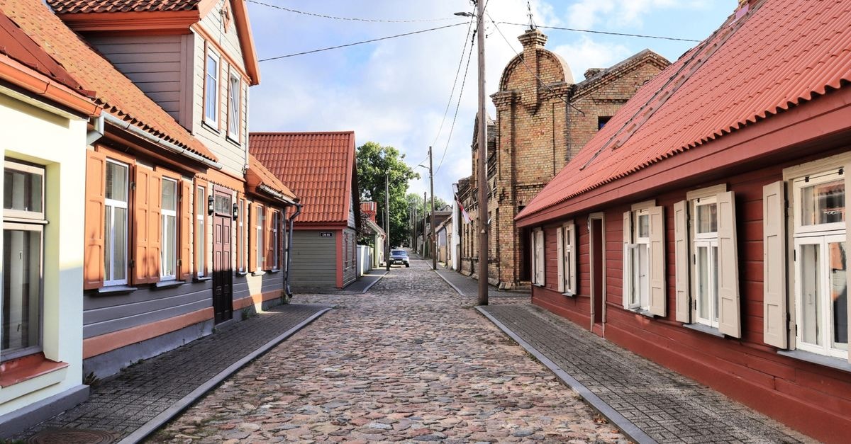 Frauenfeld Travel Guide: Old-Town Strolls and a Tasting Trail Picturesque view of cobblestone street with traditional wooden houses on a sunny day.