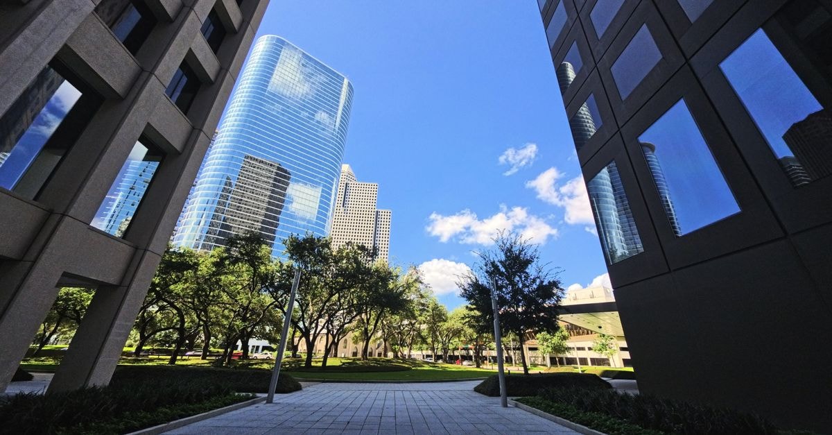 休士頓市中心拉馬街 Four Seasons Hotel Houston:德州優雅風華 在晴朗藍天襯托下,現代摩天大樓勾勒出充滿活力的休士頓天際線。