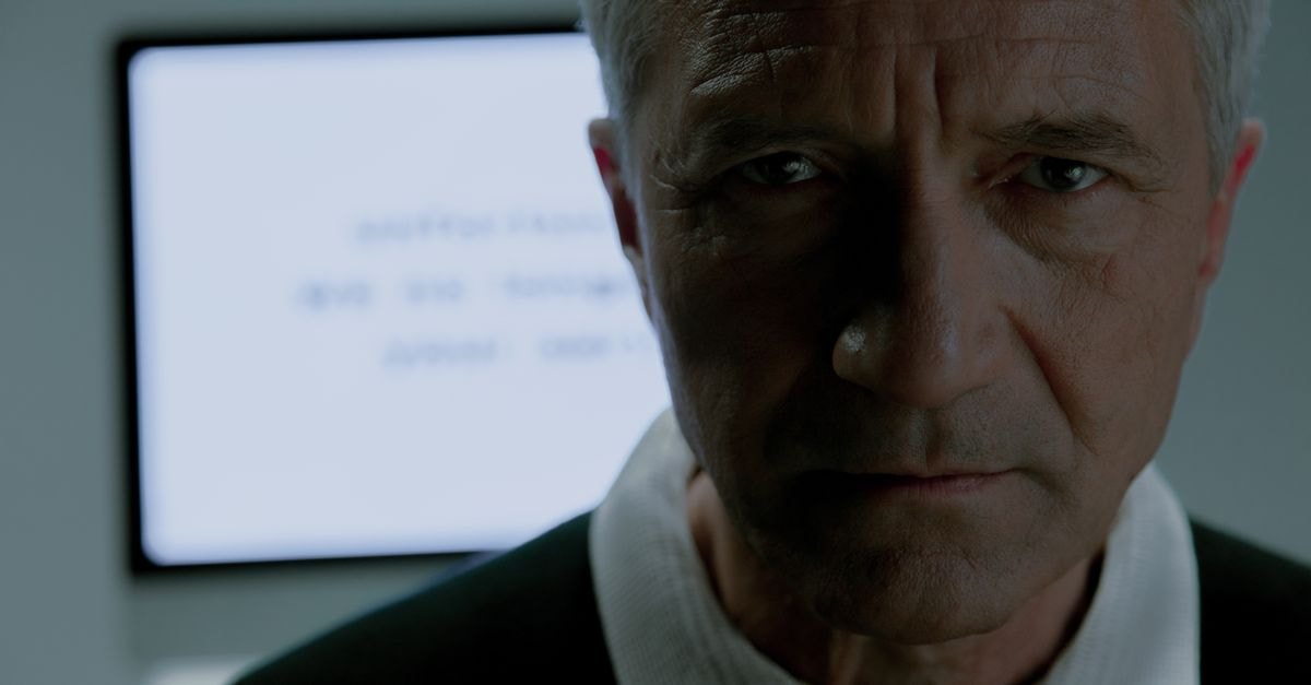 Portrait of a senior man in front of a computer screen, reflecting job search difficulties.