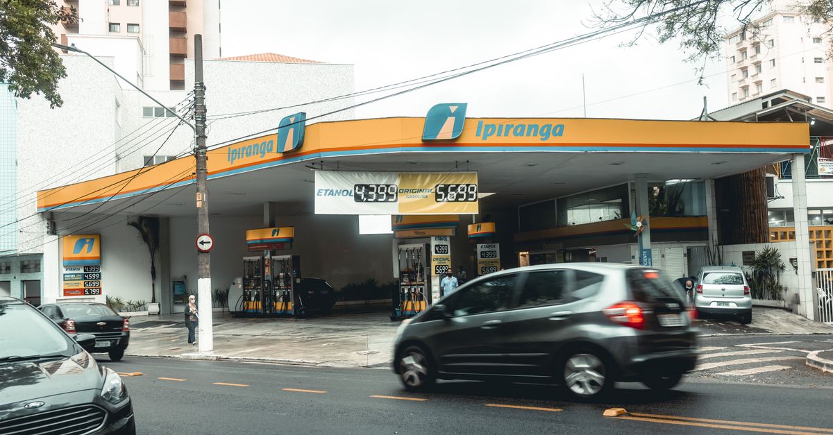 Oil Prices Slide as US-Iran Pause Spurs Hopes of Diplomatic Resolution Ipiranga gas station with moving vehicles on a bustling city street.