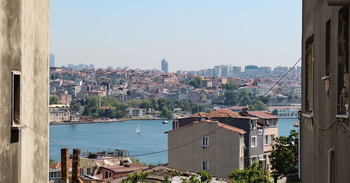 Mercure Istanbul Altunizade: Bosphorus Access in Üsküdar Captivating cityscape of Istanbul featuring Bosphorus and traditional architecture on a sunny day.