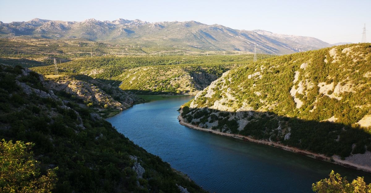 Kut Travel Guide: A River Bend with Iraqi Character Scenic view of a river winding through mountains in Croatia during daytime.