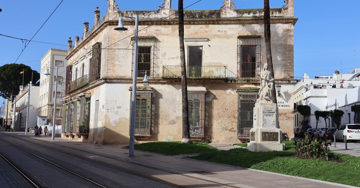 Tradewinds Hotel in San Fernando: Poolside Relaxation and Trinidadian Hospitality Old building in San Fernando, España with palm trees and tram tracks.