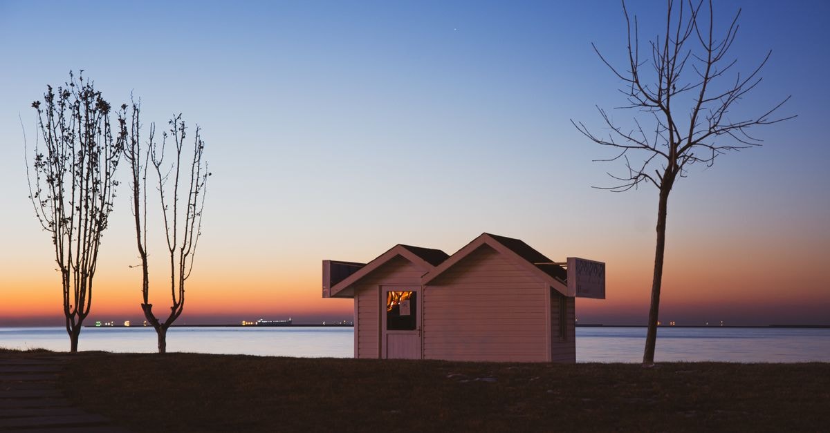 中國秦皇島水邊小屋的寧靜夕陽景色。
