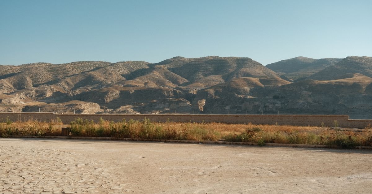 A serene view of the sunlit valley and mountains in Batman, Türkiye.