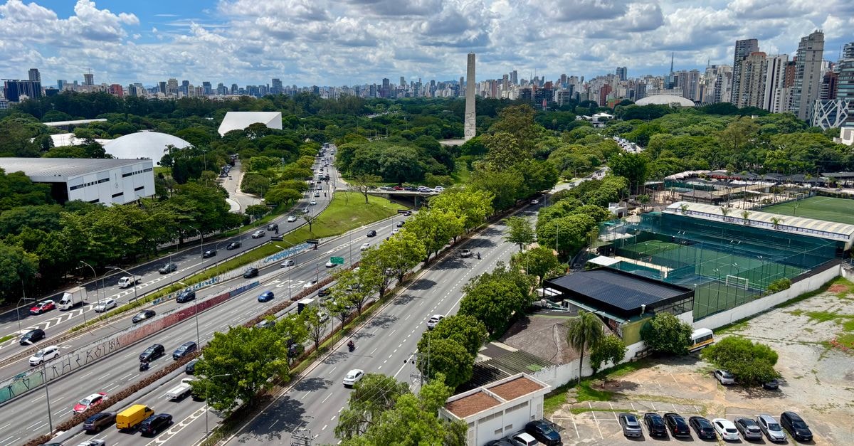 Cinelândia Hotel, São Paulo: A Tribute to a 1930s Cinema District Aerial view of Ibirapuera Park, São Paulo, showcasing greenery, roads, and city skyline.