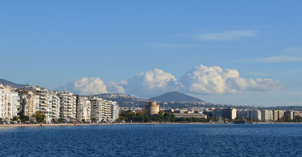Vanoro, Thessaloniki: A 1937 Tobacco Warehouse Reborn Beautiful seaside view of Thessaloniki, Greece featuring the iconic White Tower and city skyline.