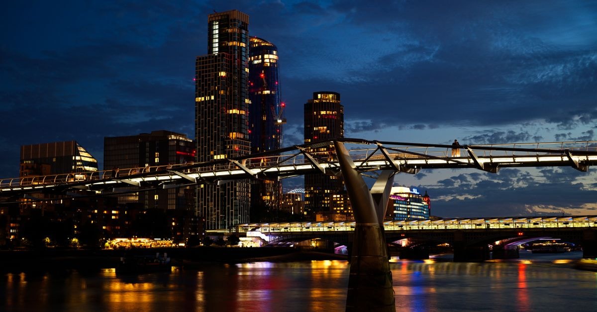 Adamstown, Adamstown, Pitcairn — A Pacific Capital Stop Twilight view of London's Millennium Bridge and skyline reflected on the Thames at night.