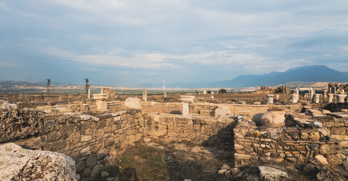 Çorum Travel Guide: Where Anatolian Plains Meet Deep History Explore the ancient ruins of Laodicea with a scenic backdrop of mountains under a blue sky.