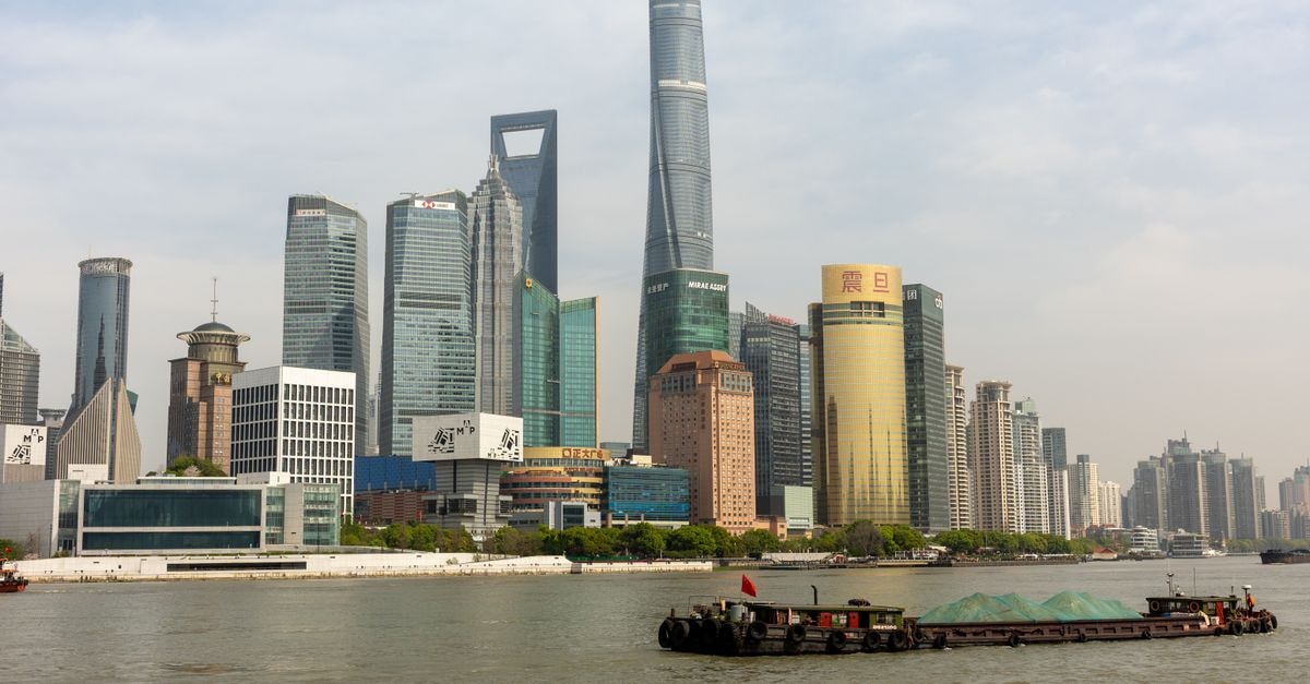 中國上海黃浦江沿岸陸家嘴知名摩天大樓的動態景觀。