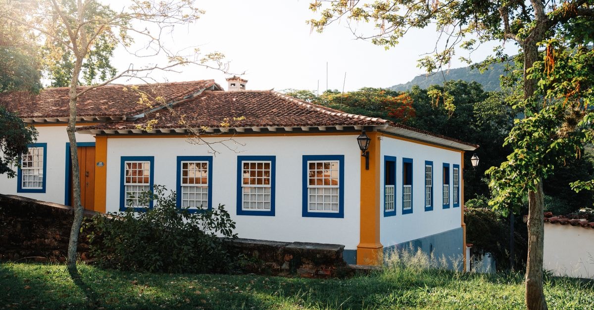 Itu Travel Guide: Heritage, Countryside, and Brazilian Flavors Beautiful colonial-style house in Tiradentes, Minas Gerais, surrounded by lush greenery.