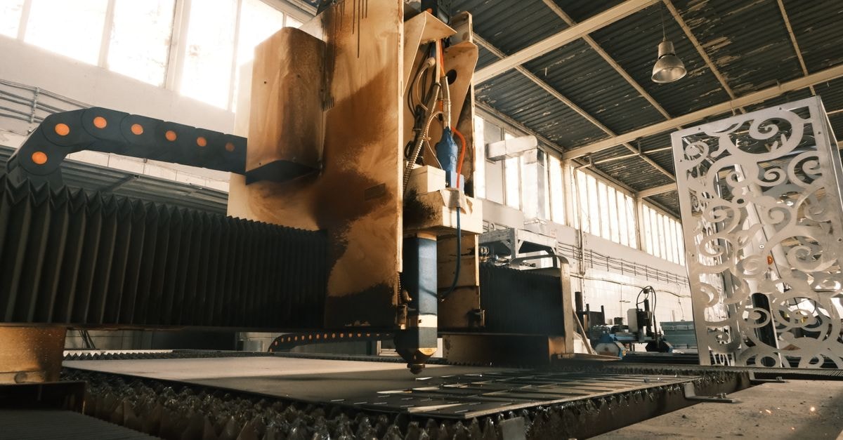 Workhorse Group:一場押注電動卡車與行動 AI 資料中心的繼續經營疑慮賭局 工業工廠中雷射切割機的特寫,展現現代製造技術。