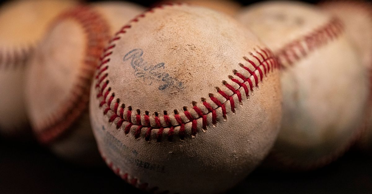 Scherzer 的生日復出、紅襪連勝、Bellinger 進入傷兵名單成為 MLB 週一焦點 在黑暗背景下,幾顆舊棒球的特寫,可清楚看見縫線與質感。