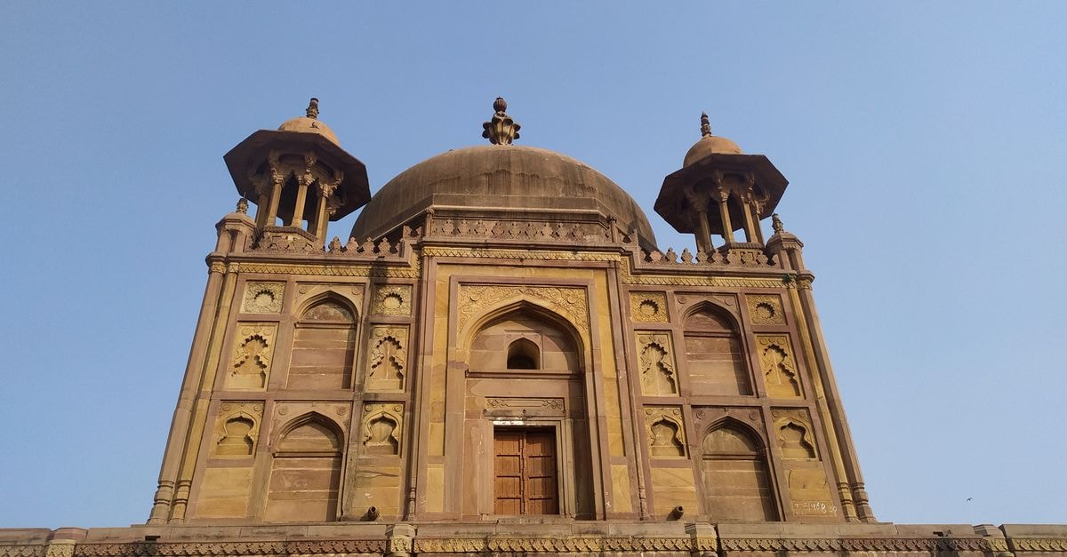 Zone Connect by The Park, Prayagraj — A New Stay Near Triveni Sangam Stunning view of Khusro Bagh Tomb showcasing Mughal architecture in Prayagraj, India.