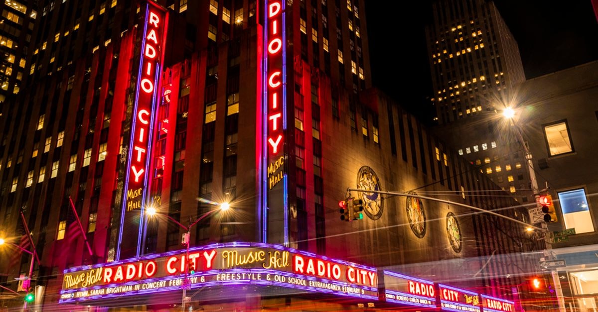 紐約洛克菲勒中心 Radio City Music Hall 燦爛夜景。