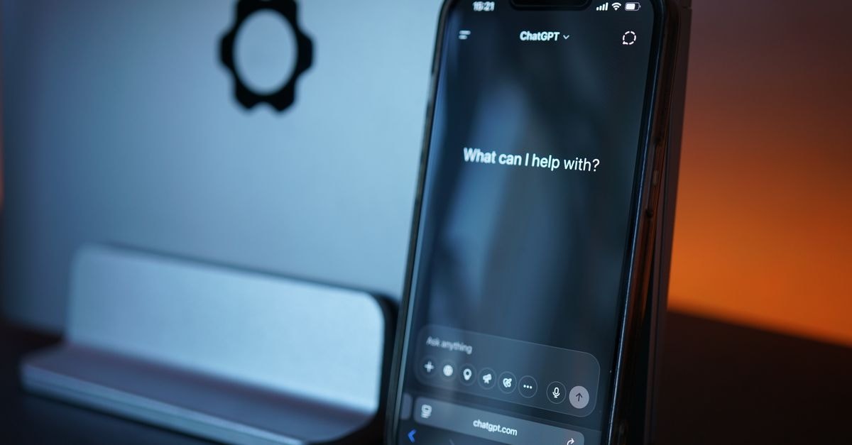 Apple 推出售價 299 美元、為 Siri AI 打造的 HomeView 智慧顯示器 智慧型手機特寫,顯示 AI 對話介面,展現流線設計中的先進科技。