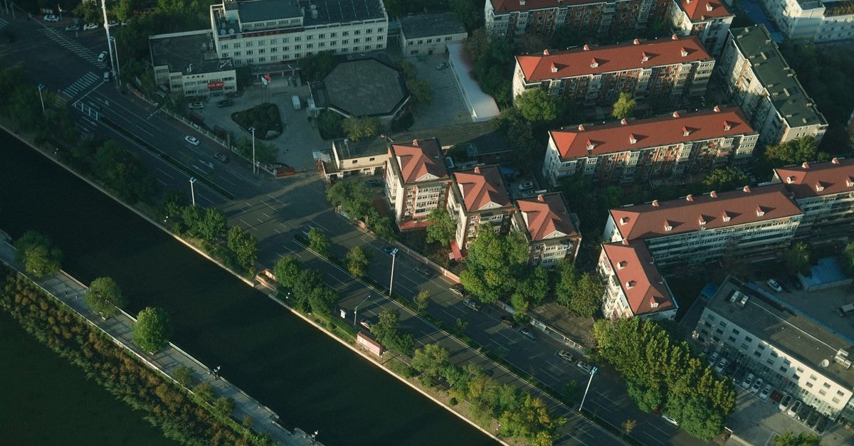 城市區域的空拍照，可見紅屋頂建築與貫穿其中的運河。
