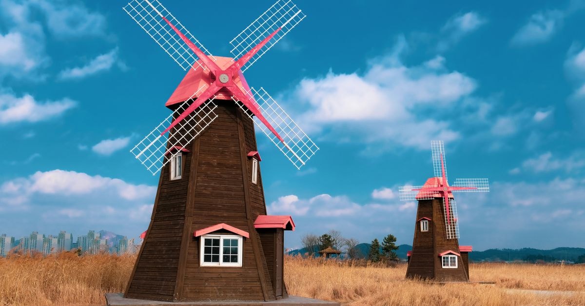 UH Flat the Songdo, Incheon — Studio Living in Songdo 2(i)-dong Scenic view of traditional windmills in the countryside of Incheon, South Korea, under a bright blue sky.
