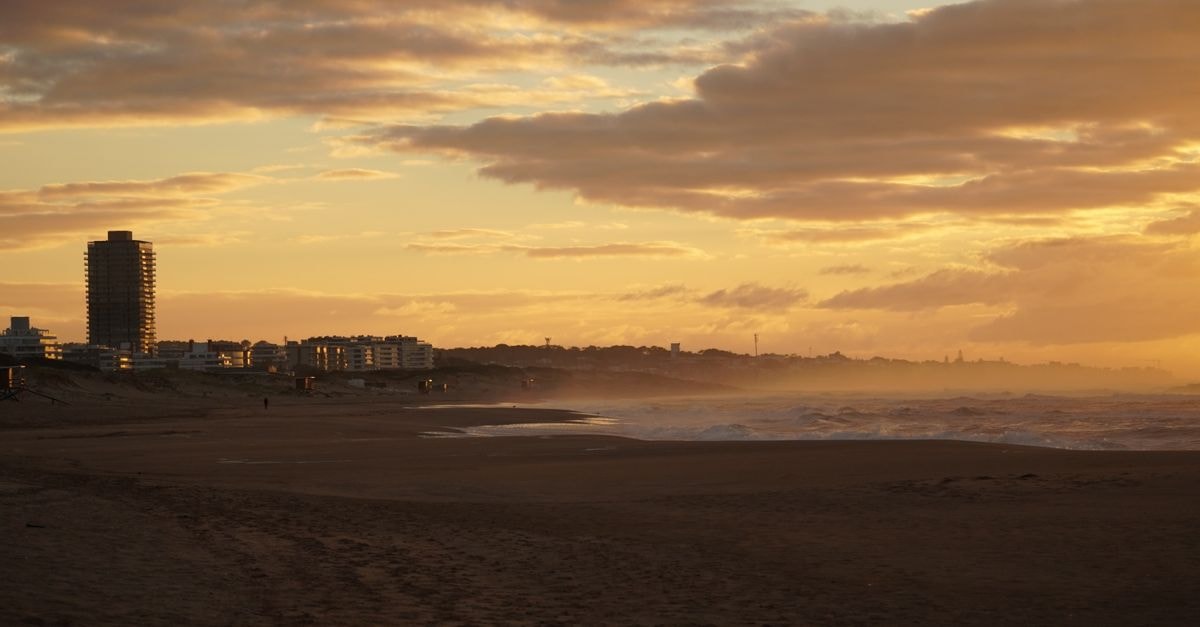 Maldonado, Uruguay Travel Guide: Slow South Coast Discovery A serene sunset view over Punta del Este beach, capturing the natural beauty of Uruguay's coastline.