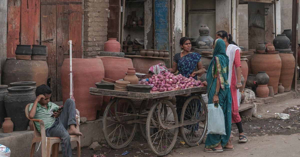 Ichalkaranji travel guide: a quiet textile town in Maharashtra A lively street market in Aurangabad, Maharashtra, showcasing local vendors and pottery.