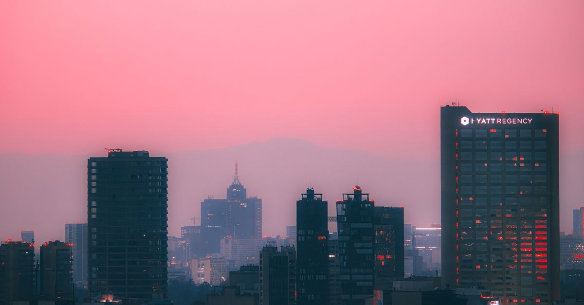 夕陽下令人著迷的墨西哥城天際線，繽紛粉紅天空與現代建築相互輝映。