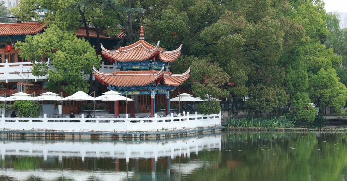 靜謐湖畔旁翠綠環繞的優美傳統中式涼亭。
