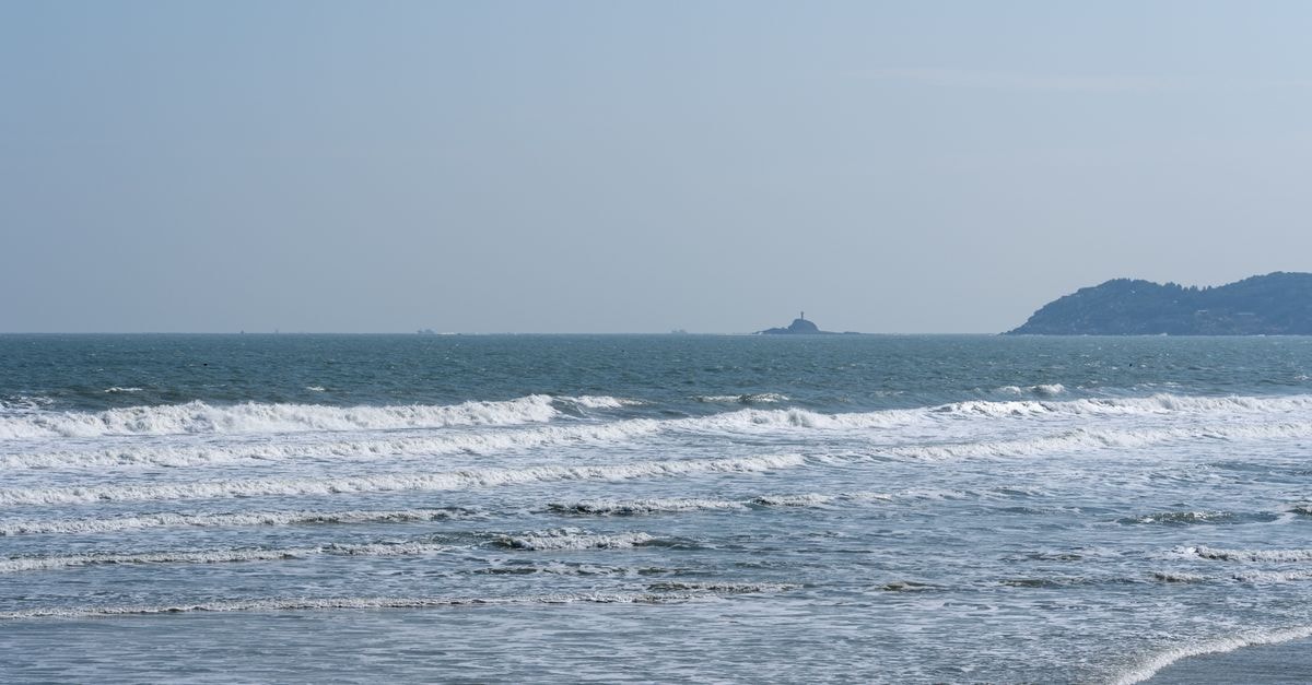 Putian Travel Guide: Coastal Calm, Mazu Spirit and Slow Fujian Days Peaceful ocean scene featuring gentle waves under a clear blue sky, ideal for relaxation concepts.