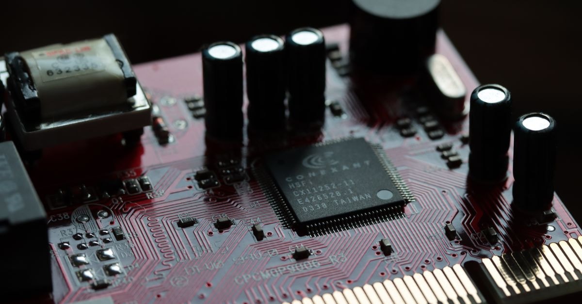 Kioxia 否認與 SK Hynix 深化製造合作,誓言維持晶片價格不變 紅色電路板上各種電子元件與微晶片的細部檢視。