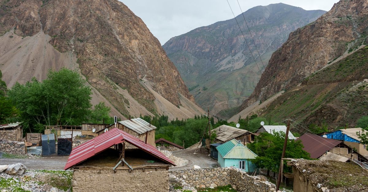 Isfara Travel Guide: A Quiet Silk Road Town in Tajikistan Charming village nestled in the Fann Mountains, showcasing traditional Tajik architecture and stunning valley views.