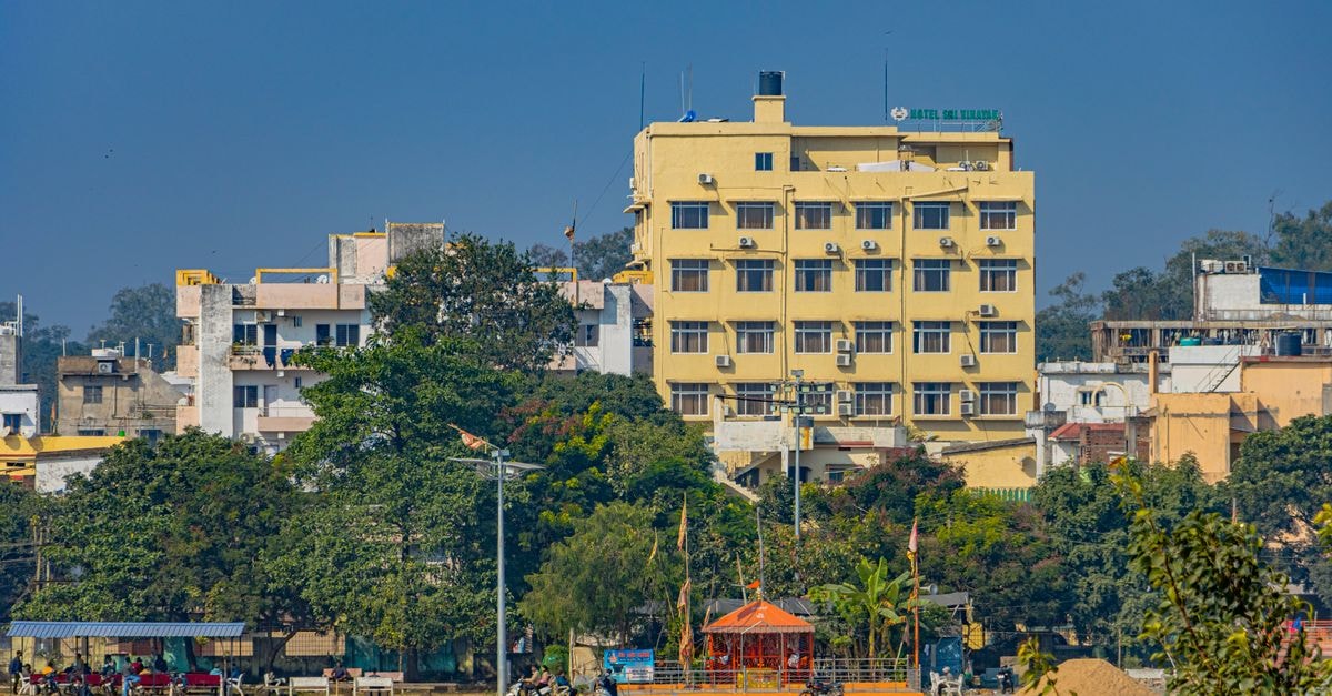 Jamshedpur 的 The Boulevard Hotel:位於主幹道的 Bistupur 住宿 晴朗藍天下,Hazaribagh 的城市景觀,可見建築物與綠意盎然的植被。