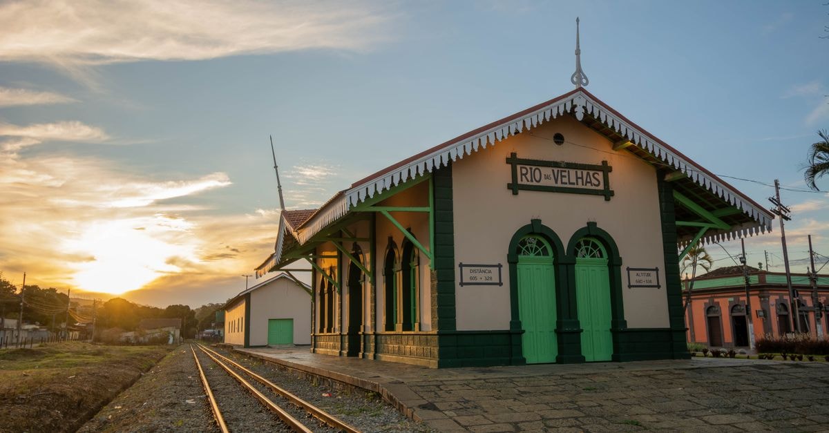 Vila Velha 旅遊指南:規劃建議、花費與必遊景點 日落時分,巴西米納斯吉拉斯州聖塔盧西亞舊 Rio das Velhas 火車站的風景。