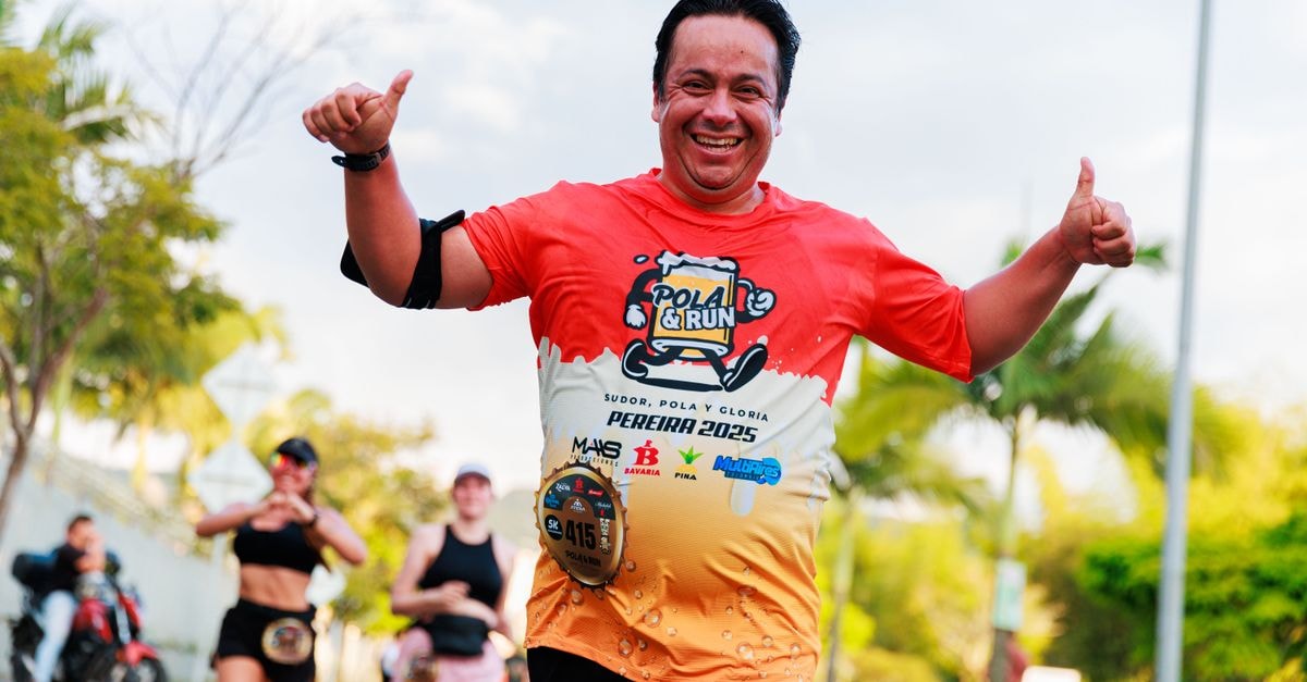 Happy runner giving thumbs up during a vibrant outdoor running event in Pereira.